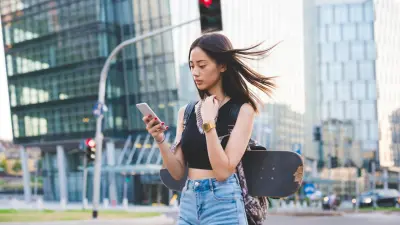 ragazza smartphone